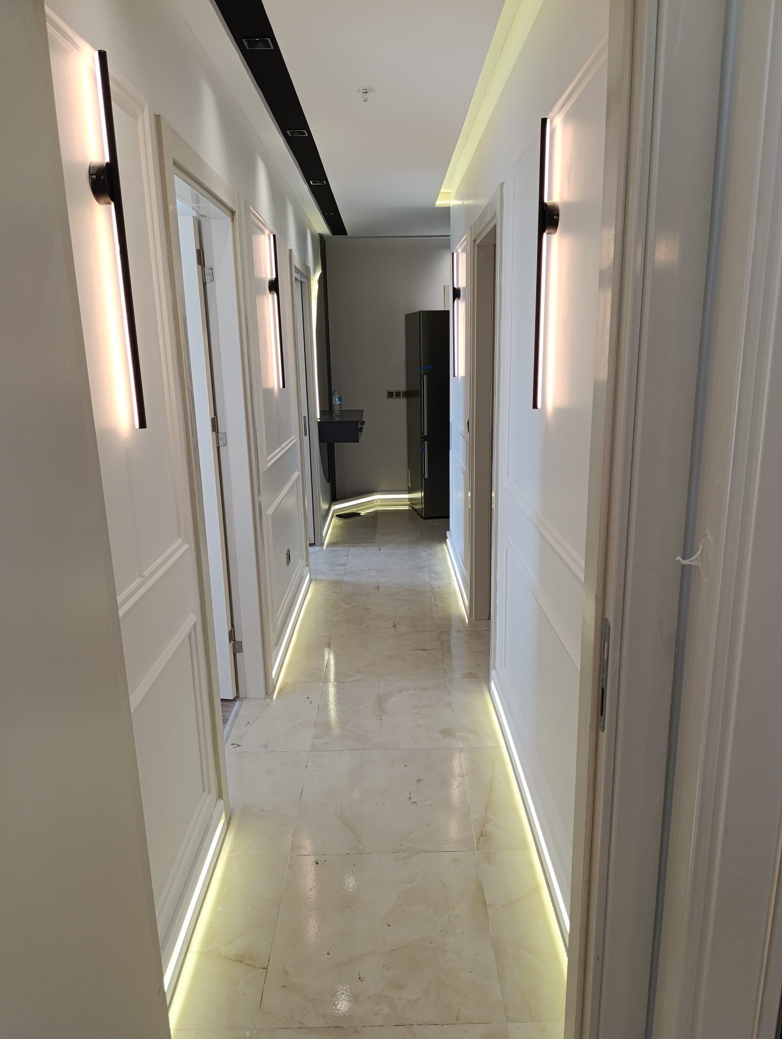 LED Aydınlatmalı Koridor